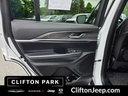 Certified 2025 Jeep Grand Cherokee Limited AWD/4WD image 12