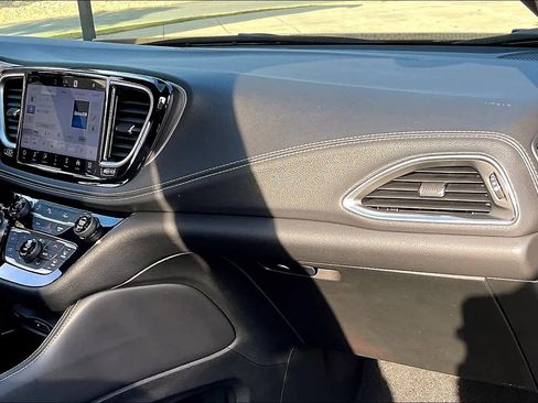 Used 2023 Chrysler Pacifica Limited w/ Uconnect Theater Family Group image 17