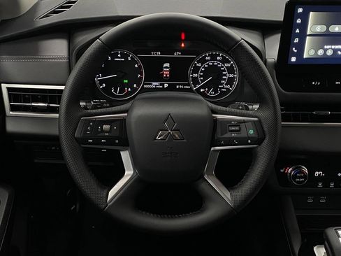 New 2025 Mitsubishi Outlander SE image 14