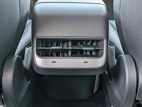 Used 2021 Tesla Model Y Long Range image 16