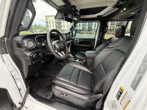 Used 2024 Jeep Wrangler Unlimited Sahara w/ Technology Group AWD/4WD image 18