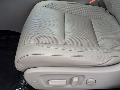 Used 2017 Toyota Highlander Limited FWD image 7