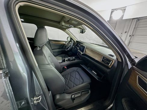 Used 2025 Volkswagen Atlas SE image 34