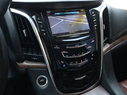 Used 2016 Cadillac Escalade ESV Luxury RWD image 21