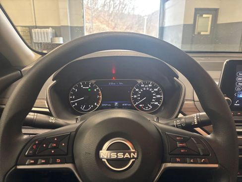 Used 2025 Nissan Altima 2.5 SV image 28