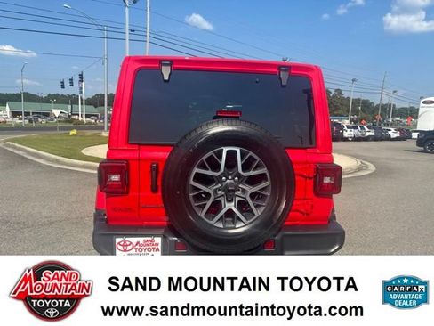 Used 2025 Jeep Wrangler Unlimited Sahara AWD/4WD image 4
