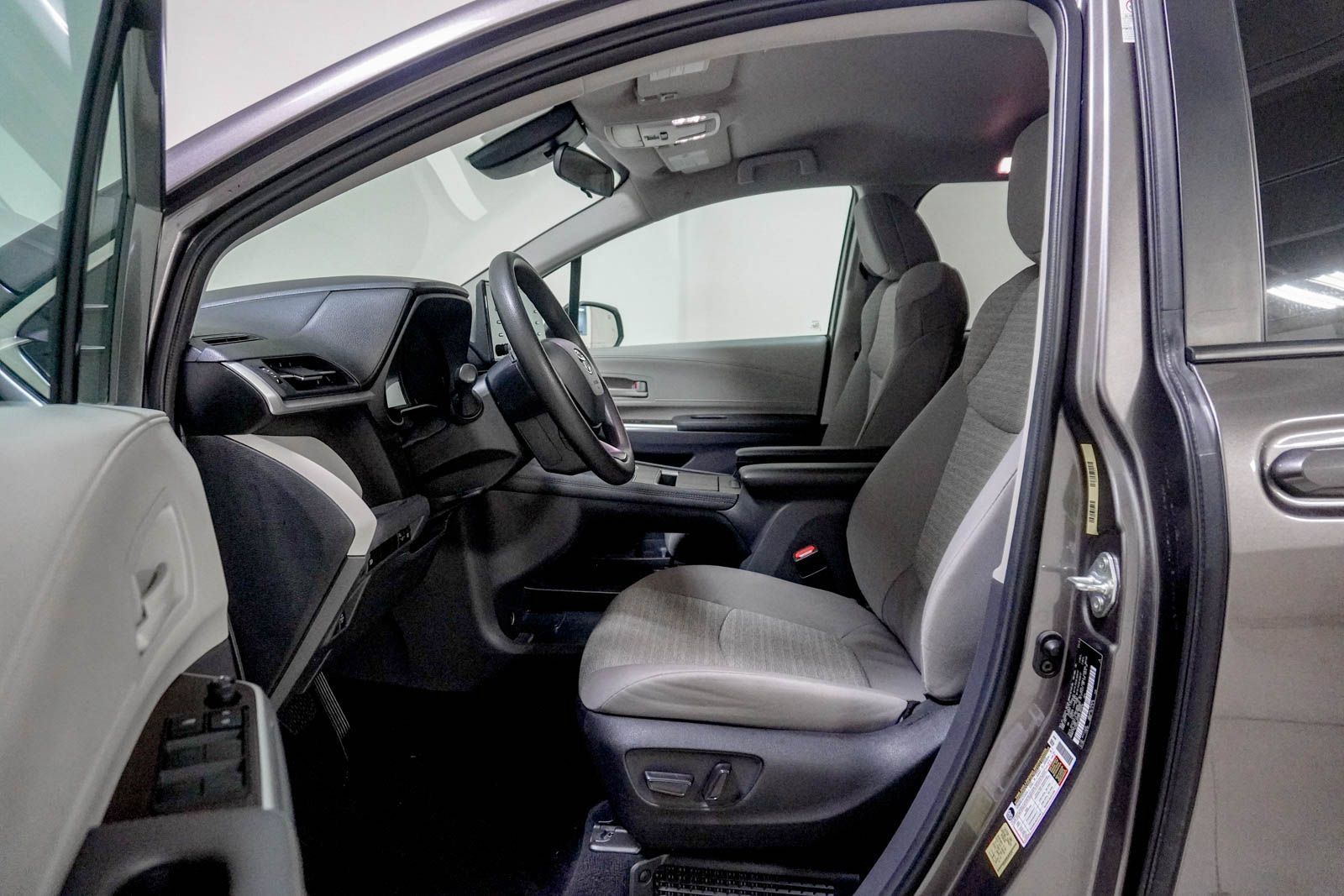 Used 2024 Toyota Sienna LE FWD image 20