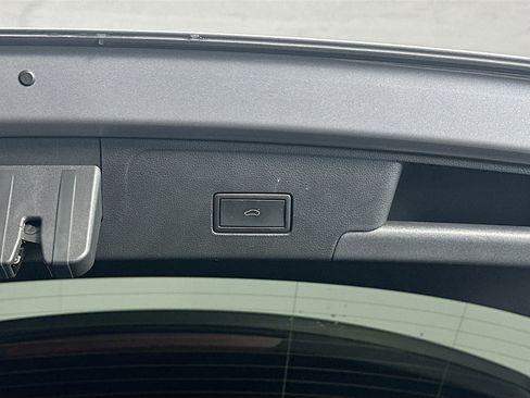 Used 2025 Volkswagen Atlas Cross Sport SE image 31