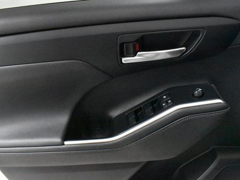 Used 2023 Toyota Highlander XLE image 19