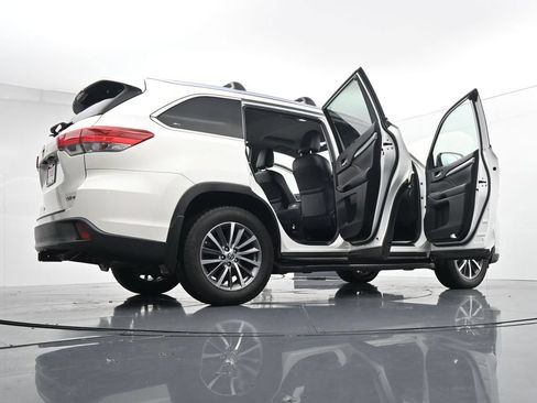 Used 2019 Toyota Highlander XLE AWD/4WD image 43