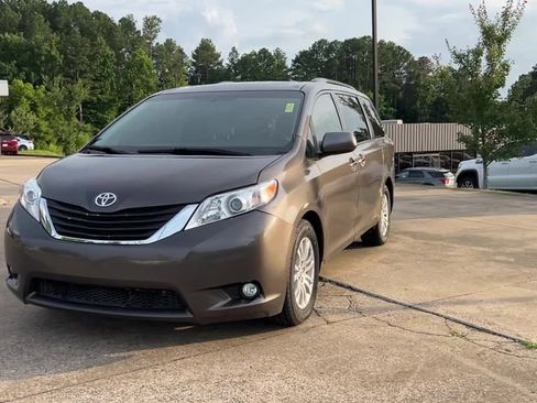 Used 2017 Toyota Sienna XLE image 2