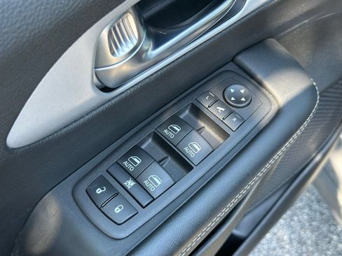 Used 2025 Chrysler Pacifica Limited FWD image 13
