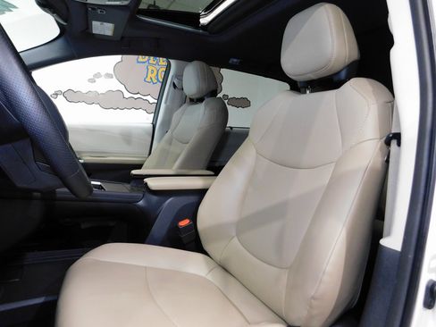 Used 2021 Toyota Sienna XLE image 35