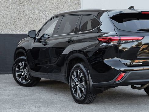 Used 2021 Toyota Highlander XLE image 17