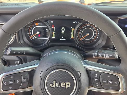 Used 2025 Jeep Wrangler Unlimited Sahara AWD/4WD image 21