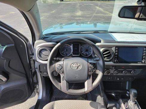 Used 2020 Toyota Tacoma SR5 AWD/4WD image 16