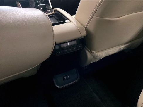 Used 2021 Toyota Highlander XLE AWD/4WD image 28