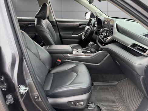 Used 2024 Toyota Highlander Platinum image 7