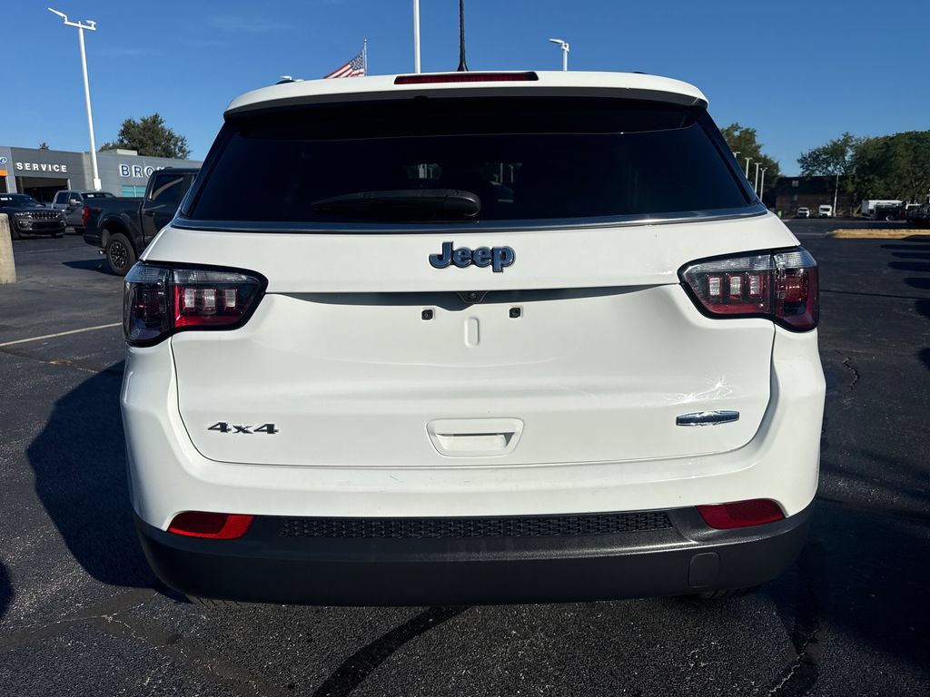 Used 2025 Jeep Compass Latitude AWD/4WD image 8