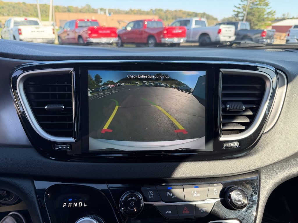 Used 2026 Chrysler Pacifica Select FWD image 27