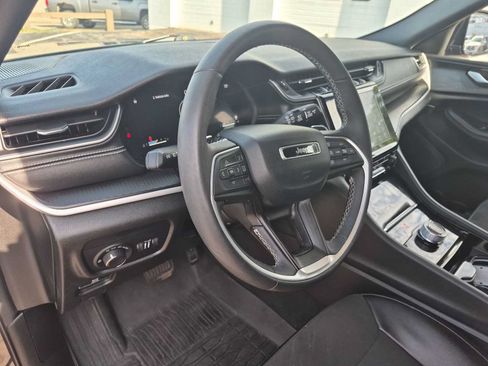 Used 2023 Jeep Grand Cherokee Altitude AWD/4WD image 10