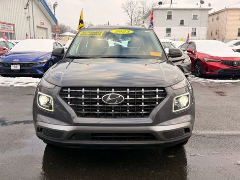 Used 2023 Hyundai Venue Limited image 3
