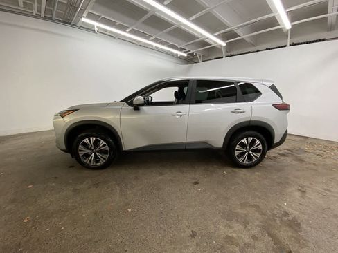 Used 2023 Nissan Rogue SV image 3