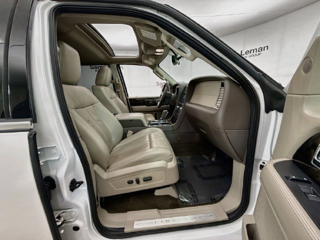 Used 2017 Lincoln Navigator L Select RWD image 32