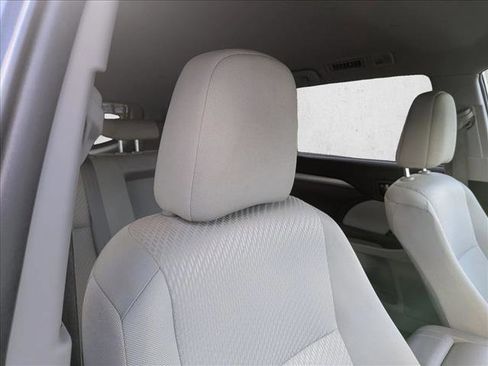 Used 2019 Toyota Highlander LE image 15