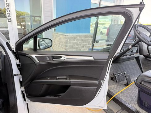 Used 2019 Ford Fusion SE FWD image 18