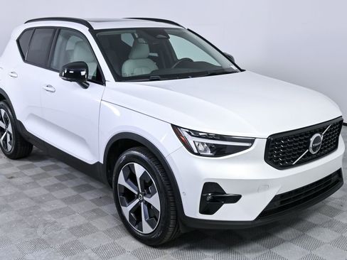 Certified 2025 Volvo XC40 B5 Plus image 28