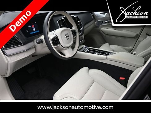 Used 2025 Volvo XC90 B5 Ultra w/ Lounge Package image 18