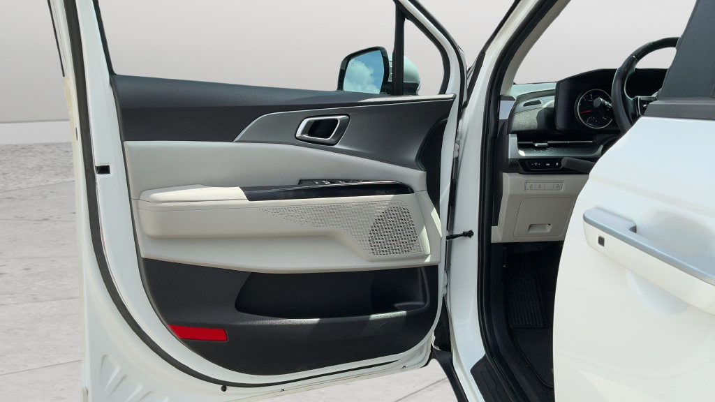 Used 2022 Kia Carnival LX FWD image 18