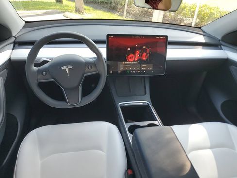 Used 2024 Tesla Model Y Long Range RWD image 17