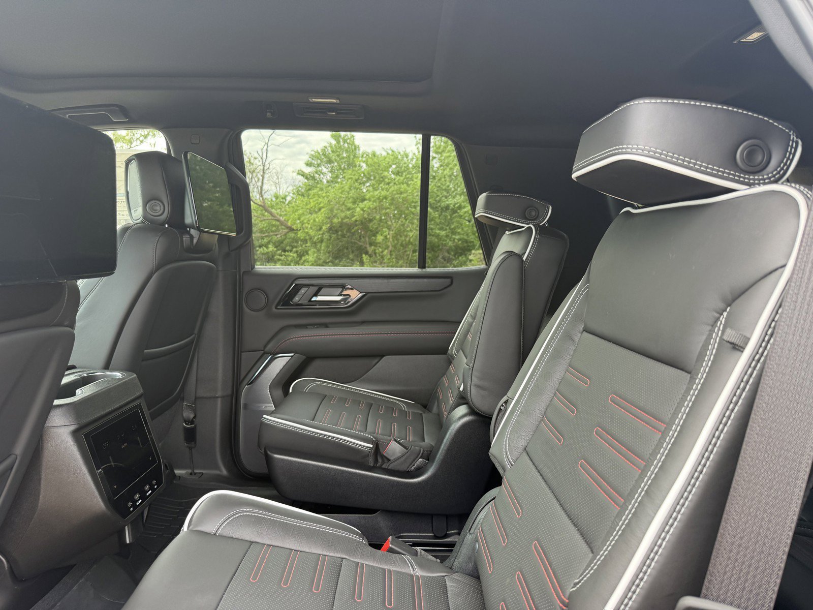 Used 2026 GMC Yukon AT4 Ultimate w/ LPO, Floor Liner Package AWD/4WD image 15