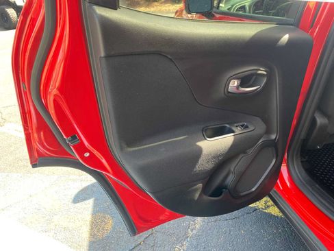 Used 2019 Jeep Renegade Latitude w/ Cold Weather Group AWD/4WD image 33