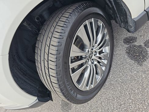 Used 2021 Toyota Venza XLE w/ Softex Package image 30