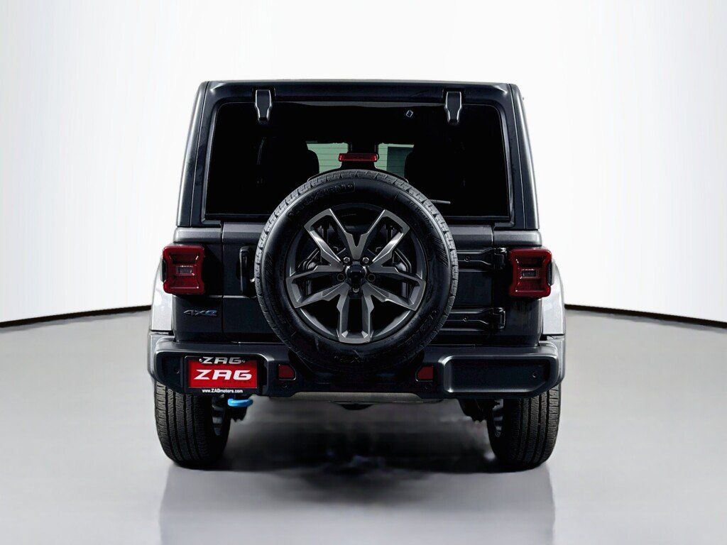 Used 2024 Jeep Wrangler Unlimited w/ Convenience Group AWD/4WD image 4
