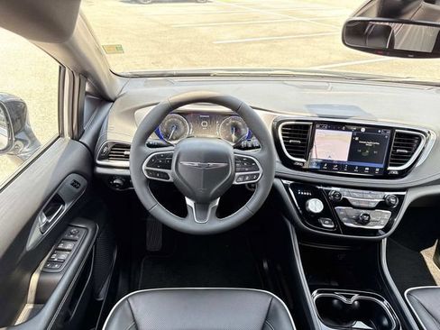 Used 2026 Chrysler Pacifica Limited FWD image 18
