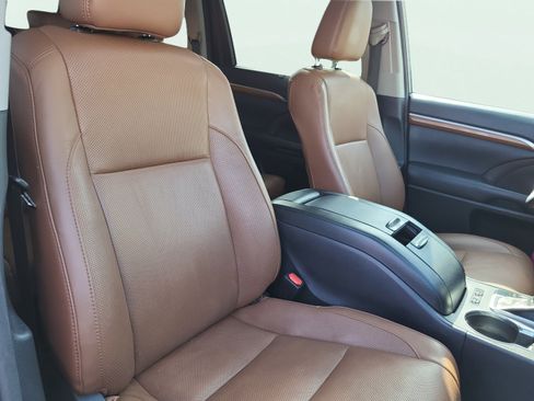 Used 2017 Toyota Highlander Limited AWD/4WD image 22