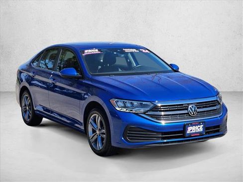 Used 2024 Volkswagen Jetta SE image 3