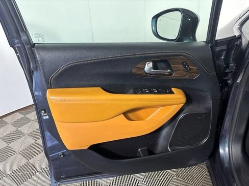 Used 2021 Chrysler Pacifica Pinnacle AWD/4WD image 11