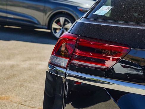 Used 2023 Volkswagen Atlas Cross Sport SE w/ Panoramic Sunroof Package FWD image 7