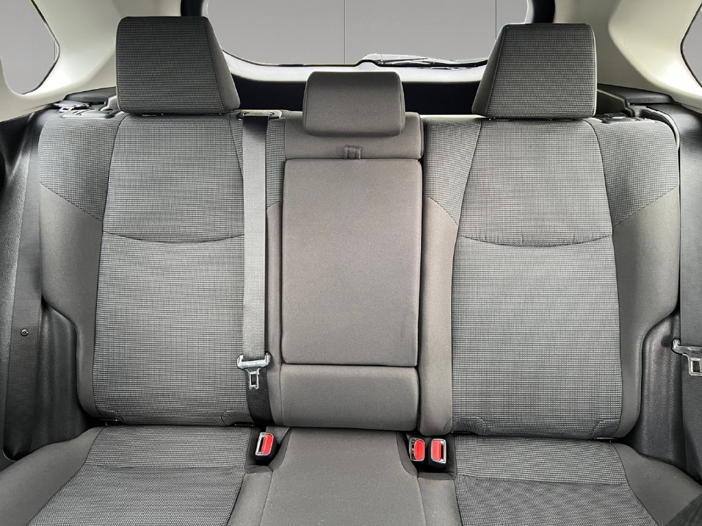 Used 2022 Toyota RAV4 LE AWD/4WD image 16