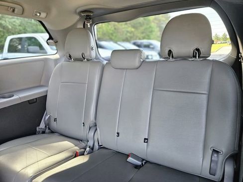 Used 2020 Toyota Sienna L image 28
