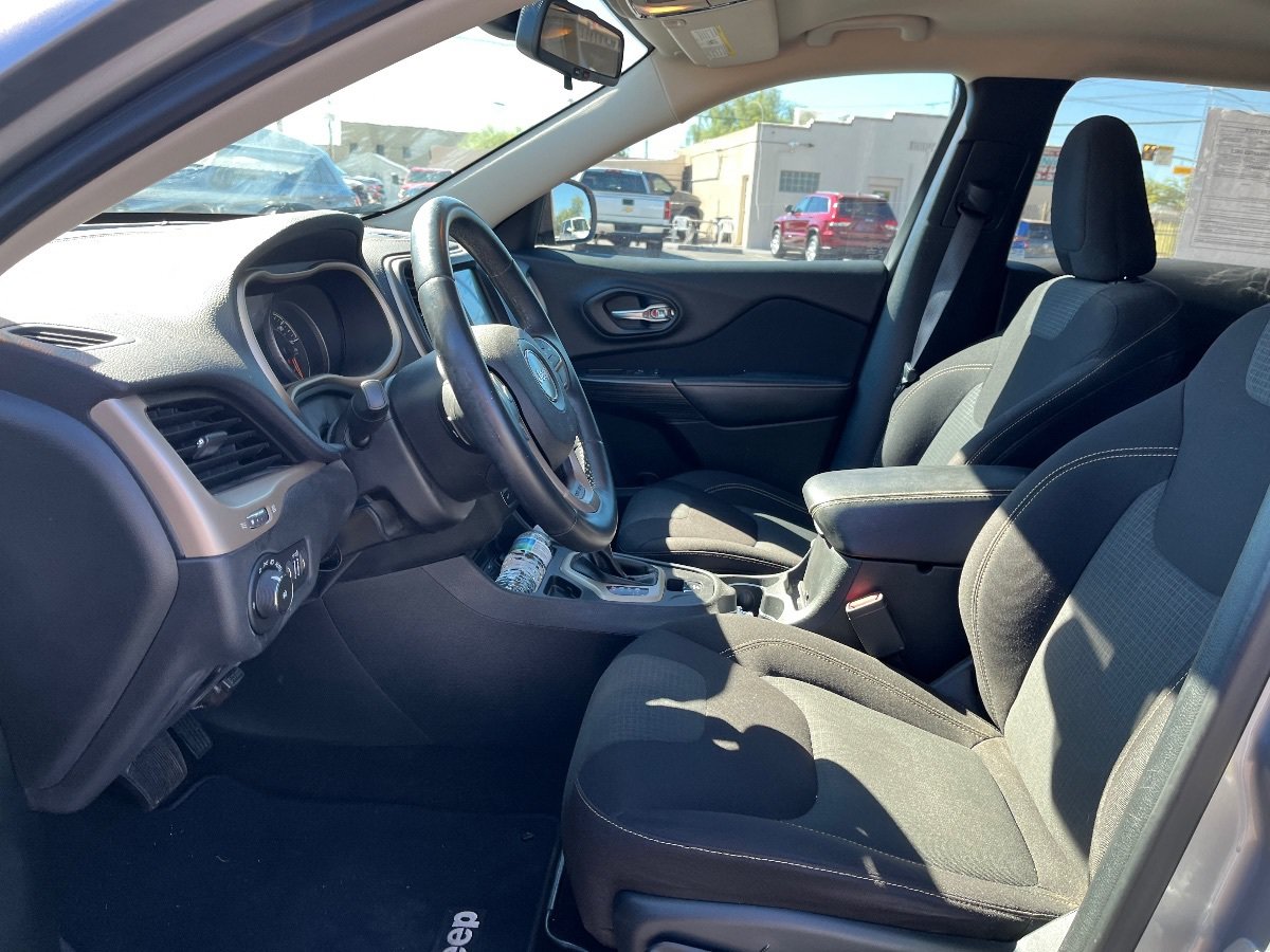 Used 2017 Jeep Cherokee Latitude FWD image 11