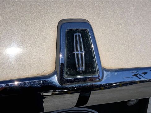 Used 2011 Lincoln Town Car Signature Limited image 9