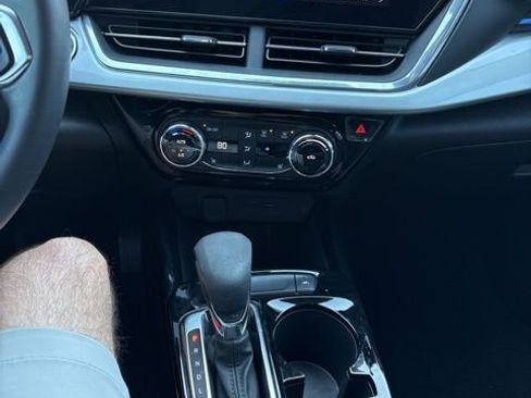 Used 2024 Chevrolet Trax LT w/ LT Convenience Package image 9