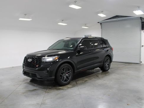Used 2025 Ford Explorer ST image 4