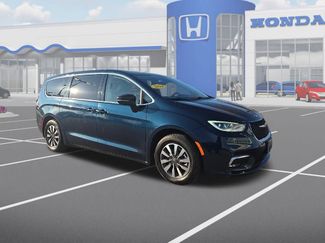 Used 2024 Chrysler Pacifica Select video 1